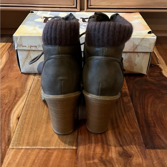 Mudd Distressed Explorer Heeled Ankle Boot - Picture 6 of 14